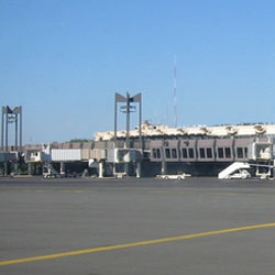 De luchthaven Marrakech menara onder hoge toezicht