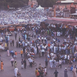 De plaats djeemaa El fna Square trekt toeristen ...