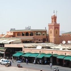 De tiende salaristrap van de caravan voor de geschiedenis gedaan tussenlanding in Marrakech