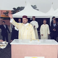 Zijne Majesteit de Koning levert in Marrakech de eerste steen van crpeh