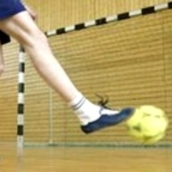 De 6de nationale toernooi universiteit voetbal in zaal in Marrakech
