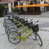 In twee wielen (fietsen, scooters of motorijwielen)
