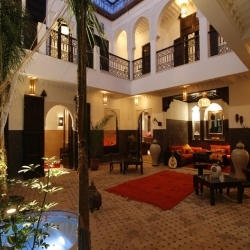 Riad de deur rood